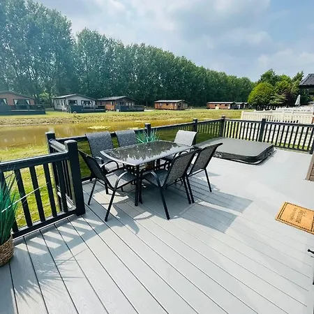 Four Seasons With Hot Tub Γιορκ