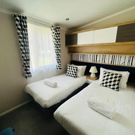 Four Seasons With Hot Tub *