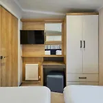 Four Seasons With Hot Tub Holiday home
