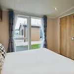 Four Seasons With Hot Tub Holiday home *
