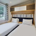 Four Seasons With Hot Tub Holiday home