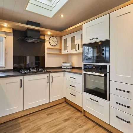 Four Seasons With Hot Tub