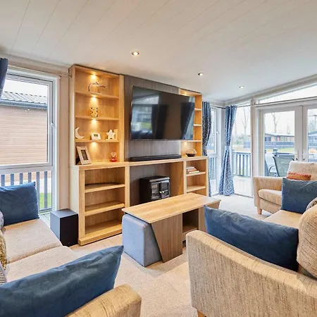 Four Seasons With Hot Tub Дом отдыха *