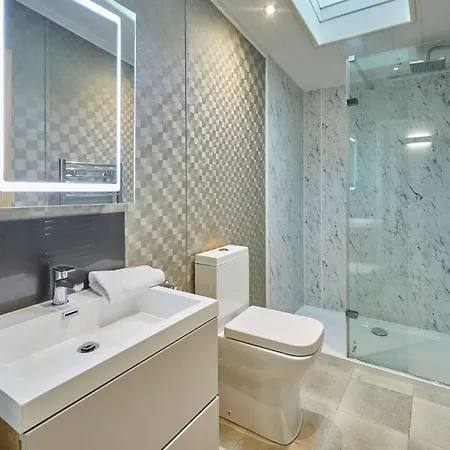 Four Seasons With Hot Tub Йорк