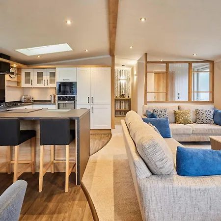 Four Seasons With Hot Tub Дом отдыха *