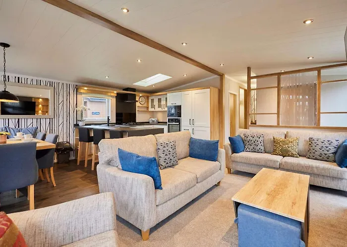 Four Seasons With Hot Tub *