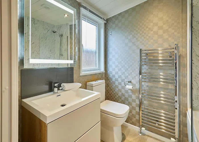 Дом отдыха Four Seasons With Hot Tub Йорк